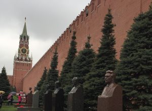 К некрополю у кремлевской стены пройти будет невозможно. Фото: Сергей Шахиджанян