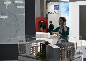 ВДНХ. 6 июля 2017 года. На Урбанфоруме представили макеты микрорайонов до и п осле реновации. Фото: Максим Блинов/РИА Новости