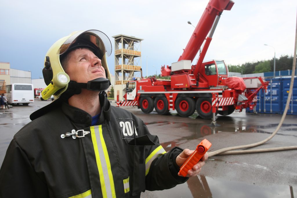 В рамках программы заменят выцветшие или пришедшие в негодность пожарные знаки, сигнализирующие о наличии пожарного гидранта. Фото: Антон Гердо