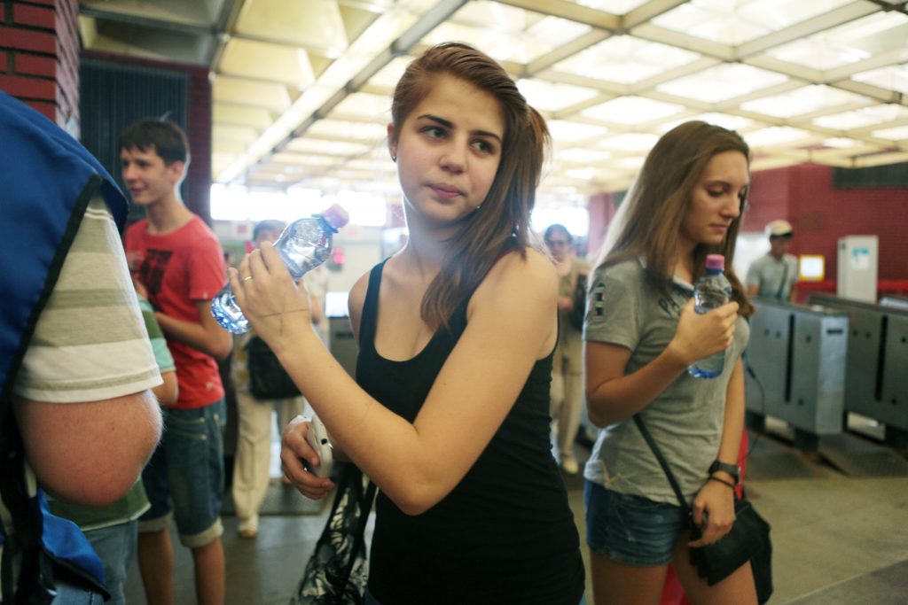 Московское метро начнет раздавать бутылки с водой в жару