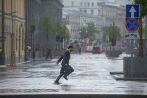 Москвичей снова ожидает ненастная погода. Фото: Артем Житенев