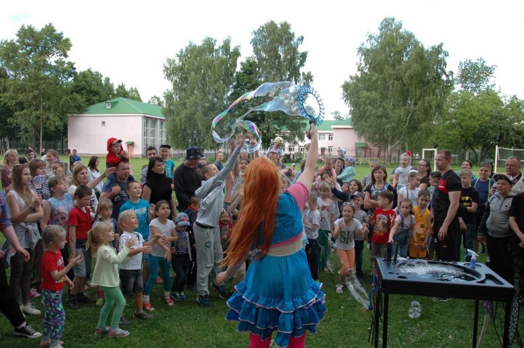 На празднике организовали шоу мыльный пузырей. Фото: Молодежная палата поселения Михайлово-Ярцевское
