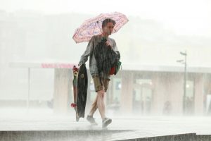 Как информирует Росгидромет, днем в столице ожидается выпадение осадков - дождей и града. Фото: архив, «Вечерняя Москва»