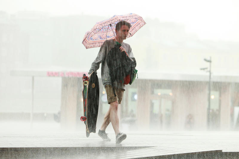 Как информирует Росгидромет, днем в столице ожидается выпадение осадков - дождей и града. Фото: "Вечерняя Москва"