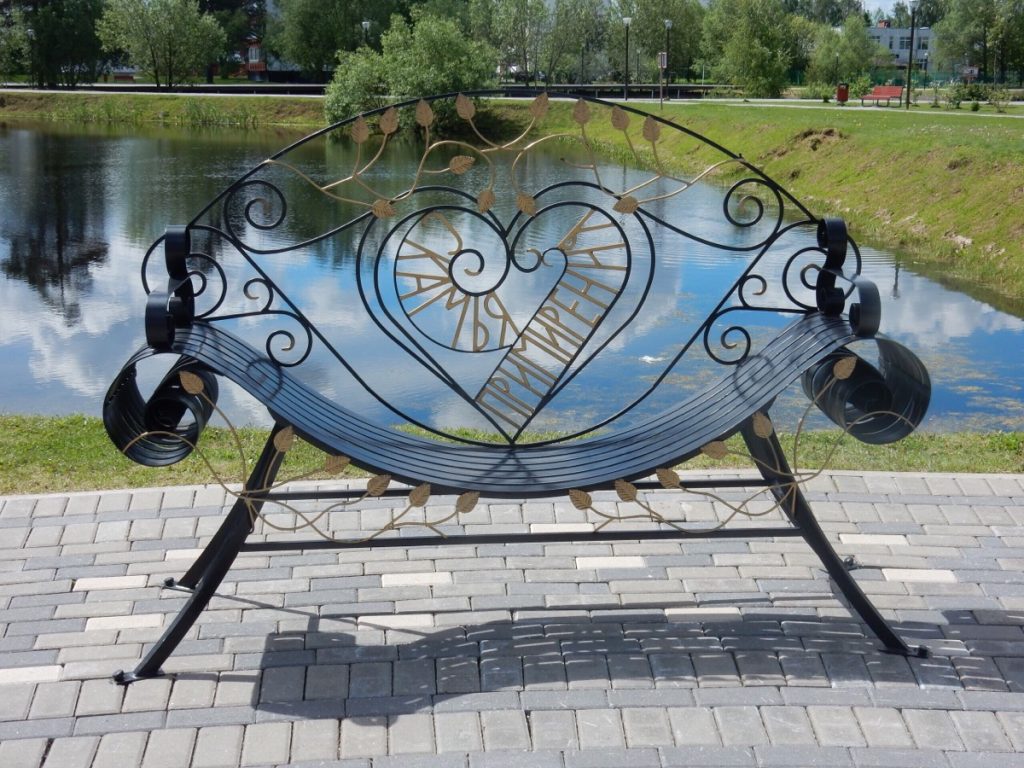 Необычная скамейка появилась в парке «Сосны». Фото: администрация поселения Новофедоровское