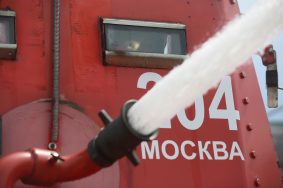 В центре Москвы спасатели потушили горящую иномарку