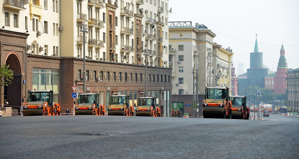 Тверская с завтрашнего дня будет частично закрыта для транспорта. Фото: "Вечерняя Москва"