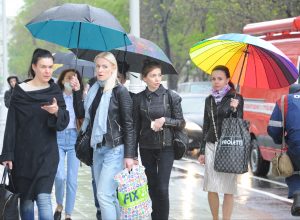 Жителям Москвы в дождливую погоду советуют ярко одеваться и больше развлекаться