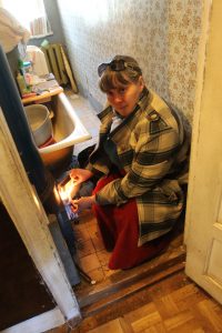 Анна Севзиханова из поселка Армейский мечтает переехать из ветхого жилья по программе реновации. Фото: Владимир Смоляков