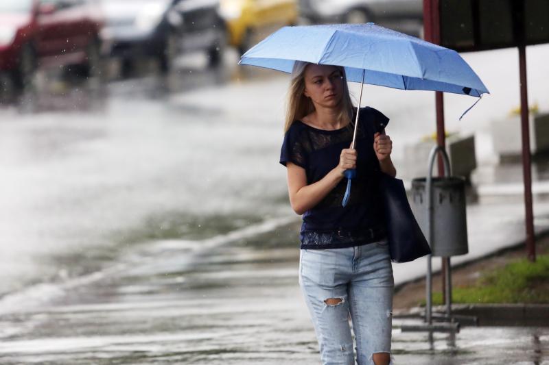 Теплая погода с сильными дождями сохранится в Москве