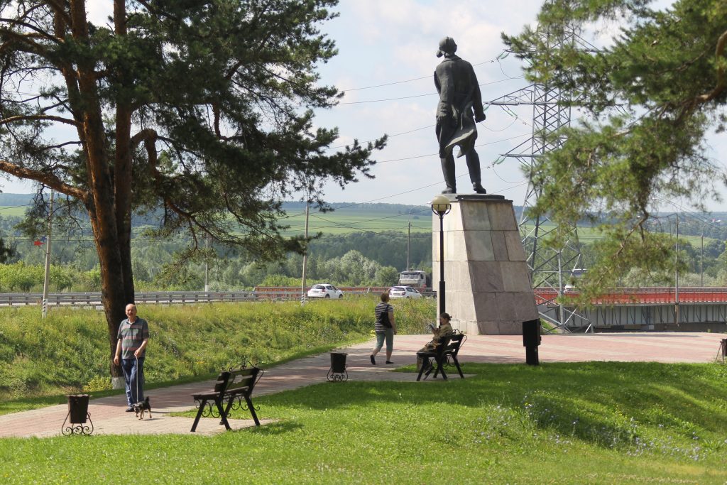 В этом парке возле монумента летчику-герою Виктору Талалихину стоит и пушка, которую с удовольствием изучают дети, а возле самого памятника гуляют взрослые. Фото: Владимир Смоляков