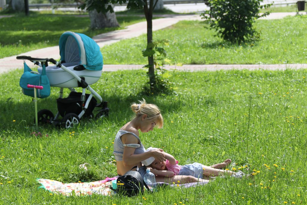 Жительница поселка Кузнечики Евгения отдыхает с дочкой в парке Победы. Фото:  Владимир Смоляков