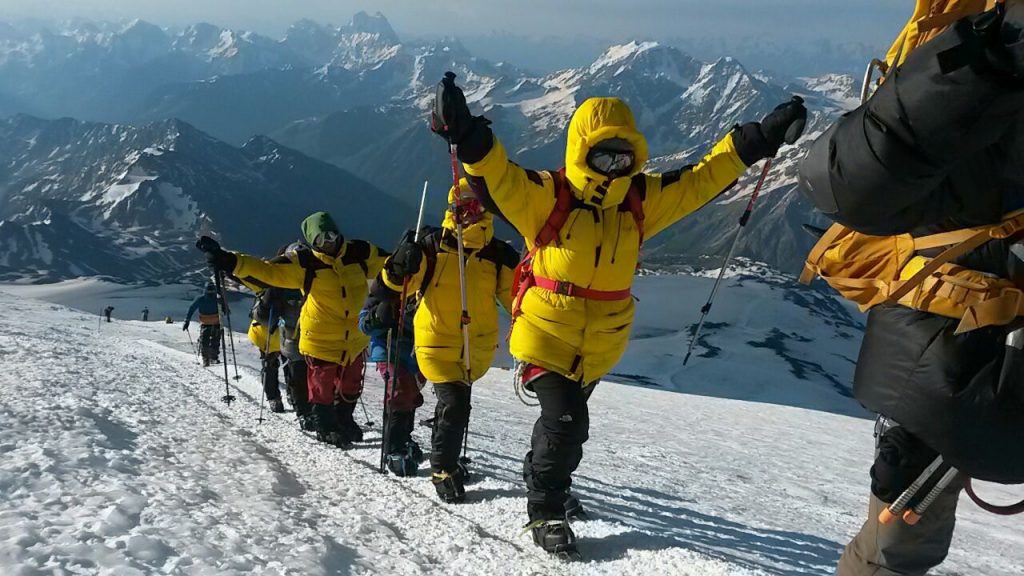 15 июля 2017 года. Эльбрус. Команда из Филимонок поднимается на вершину самой высокой горы России. Фото: Анна Фомина