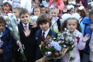 1 сентября 2016 года. Московский. Ученики первого класса Сергей Грязнов, Алексей Замула, Злата Агафонова (слева направо) школьной формой довольны. Фото: Владимир Смоляков