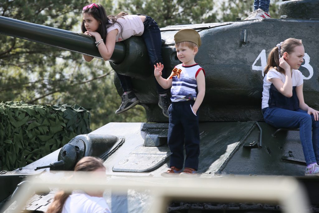 Марушкинское. 3 мая 2016 года. На открытии парка Победы ребятишки первым делом забрались на танк. Фото: Виктор Хабаров