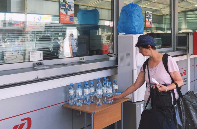 Жара в Москве: Пассажирам МЦК и Ленинградского вокзала начали раздавать воду