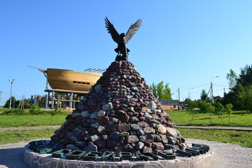 Скульптуру орла установили в Роговском. Фото: председатель Молодежной палаты Александра Зайко