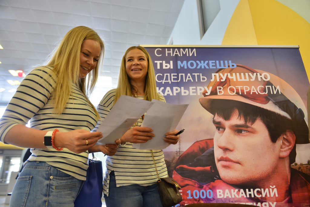 Число безработных в Москве упало на треть