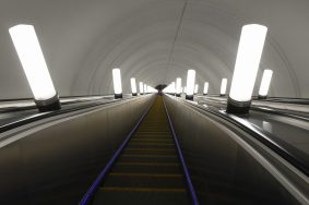 Эскалатор открыли на станции метро Москвы «Менделеевская»
