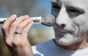Гримировать до неузнаваемости научат во Дворце культуры Щербинки. Фото: архив, «Вечерняя Москва»