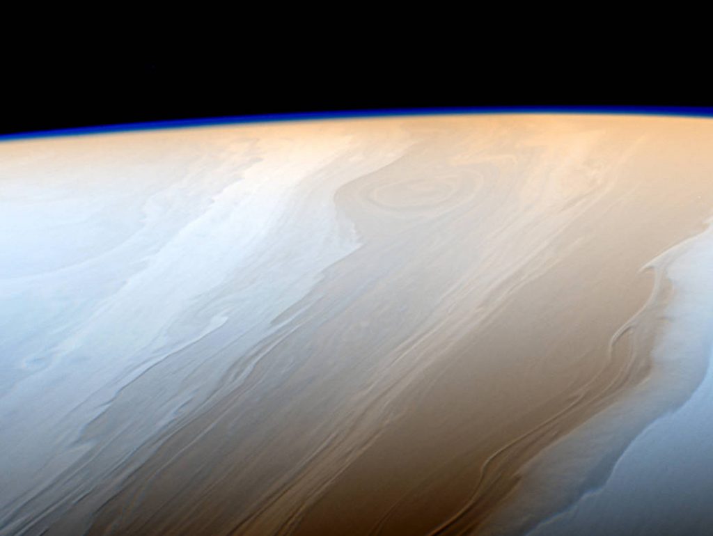 NASA показало фотографии голубого свечения над Сатурном