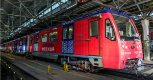 В метро Москвы запустили тематический поезд ко Дню города