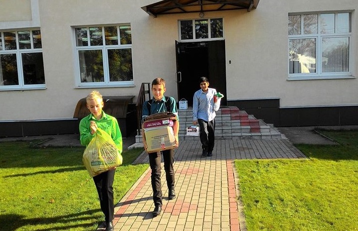 Школьники из Рязановского поучаствовали в акции по сбору макулатуры