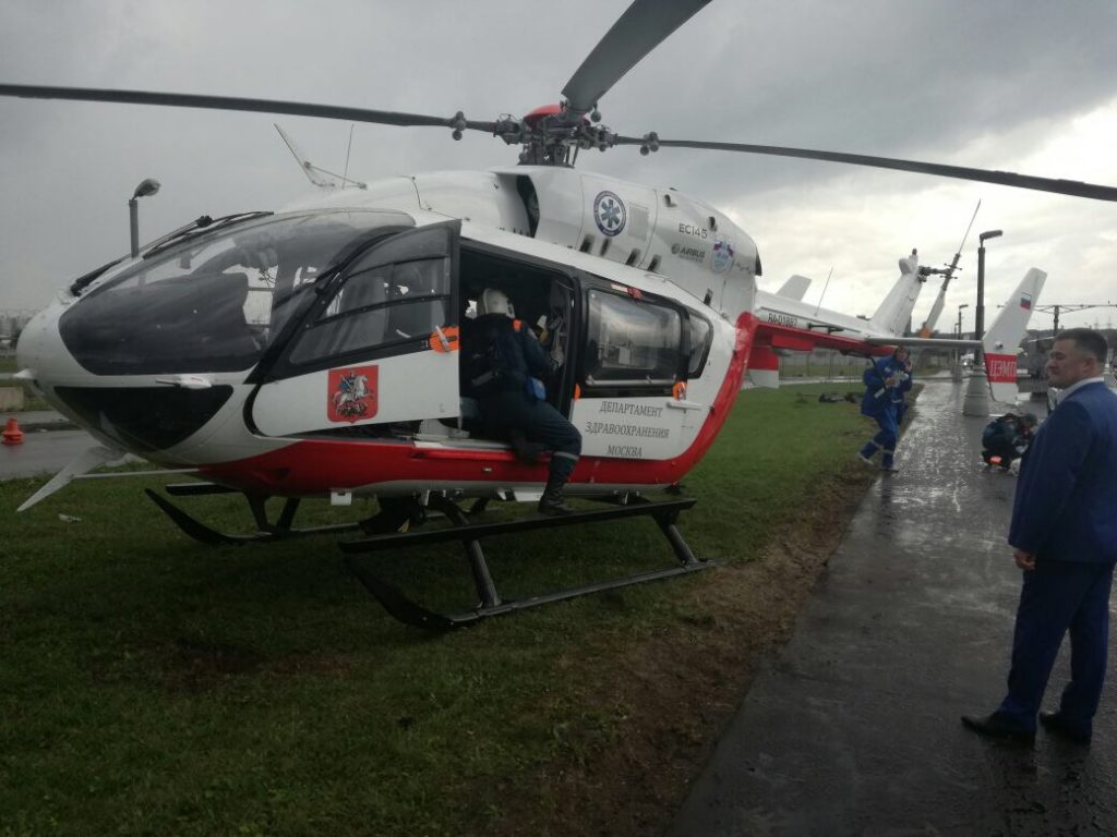 Вертолет эвакуировал ребенка после ДТП с трактором в Новой Москве