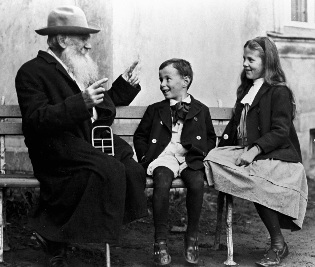 5 августа 1909 года. Лев Толстой с вну- ками Ильей и Соней в Крекшине. Фото: РИА Новости