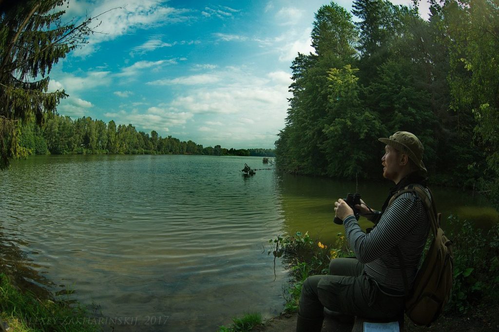 10 сентября 2017 года. Иван Неслухов- ский наблюдает за птицами на Ильинском пруду. Фото: Алексей Захаринский