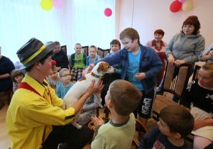 Шишкин Лес. 21 сентября 2017 года. Клоун Юлик и пес по кличке Такса приехали в гости к ребятам из реабилитационного центра «Ягодка», чтобы устроить для них веселое шоу. Фото: Виктор Хабаров