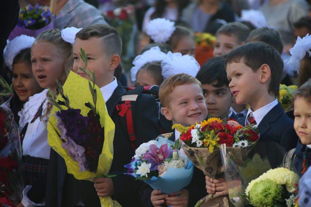 Школьники слились в сплошной поток цветов и белых бантов. Фото: Владимир Смоляков