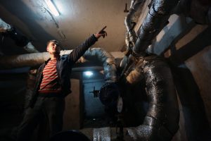 Специалисты занялись холодным и горячим водоснабжением. Фото: Анна Иванцова