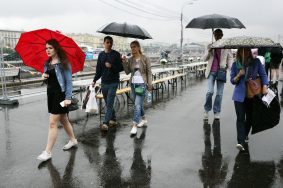 Москвичи массово вооружились зонтами. Фото: Анна Иванцова