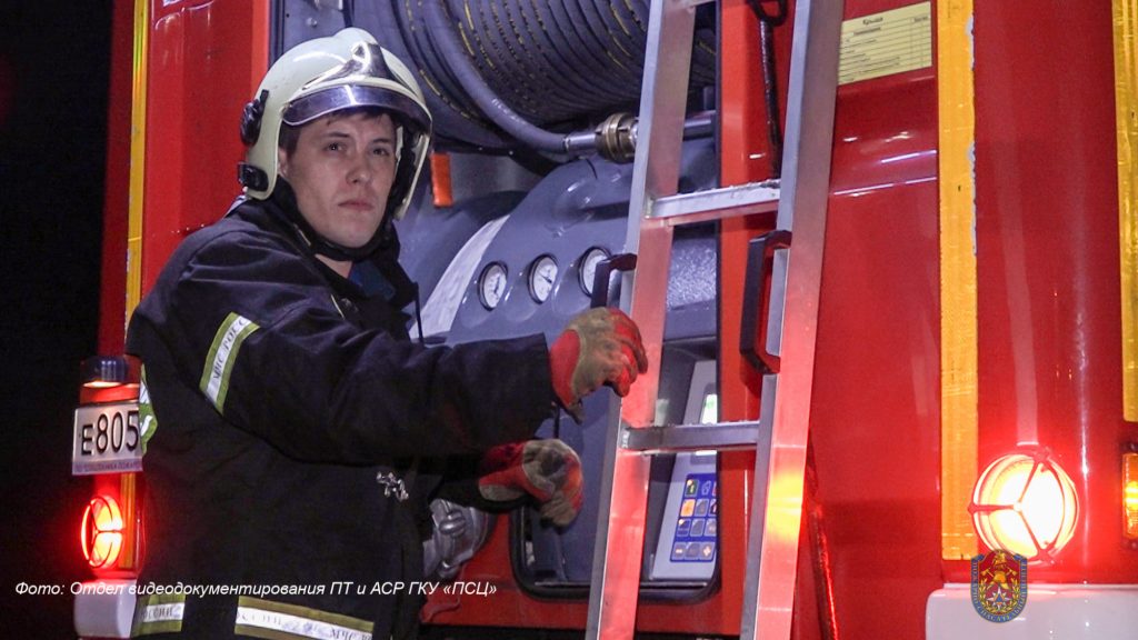 Пожарные спасли 9 человек из пожара во Внуковском