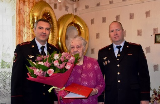 Сотрудники полиции Новой Москвы поздравили ветерана с юбилеем