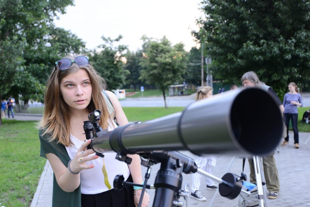 На кружок по астрономии. Девушка с телескопом. Девушка астроном. Девочка с телескопом. Астрономия девушка.