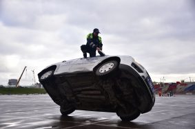 Полиция начала проверку видео после наезда на инспектора ГИБДД во Внукове