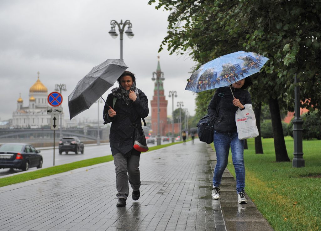 Зонты далеко убирать не следует. Фото: Александр Кожохин