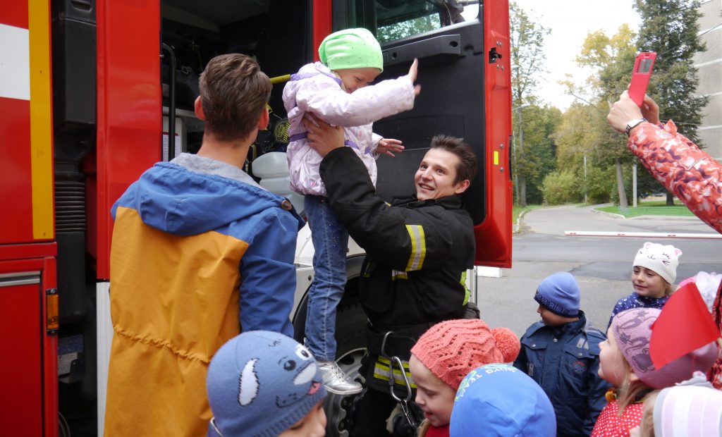Пожарные и спасатели организовали праздник безопасности для дошколят Новой Москвы. Фото: Пресс-служба Управления по ТиНАО Департамента ГОЧСиПБ