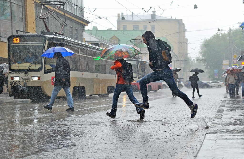 МЧС Москвы выпустило экстренное предупреждение о грозе в среду