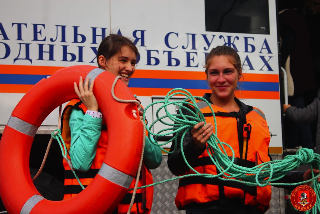Москвичей познакомили с новейшей пожарно-спасательной техникой
