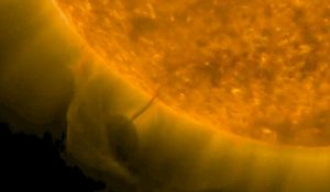Выброс массы от вспышки на Солнце достиг Земли