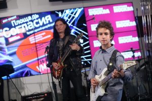 На втором плане гитарист Дмитрий Четвергов, на первом — 13-летний Владимир Черноклинов. Фото: Антон Гердо