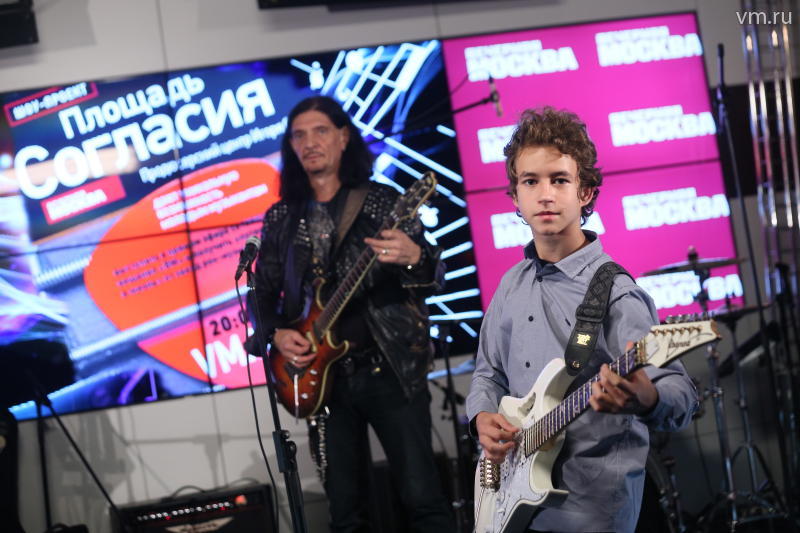 На втором плане гитарист Дмитрий Четвергов, на первом - 13-летний Владимир Черноклинов. Фото: Антон Гердо