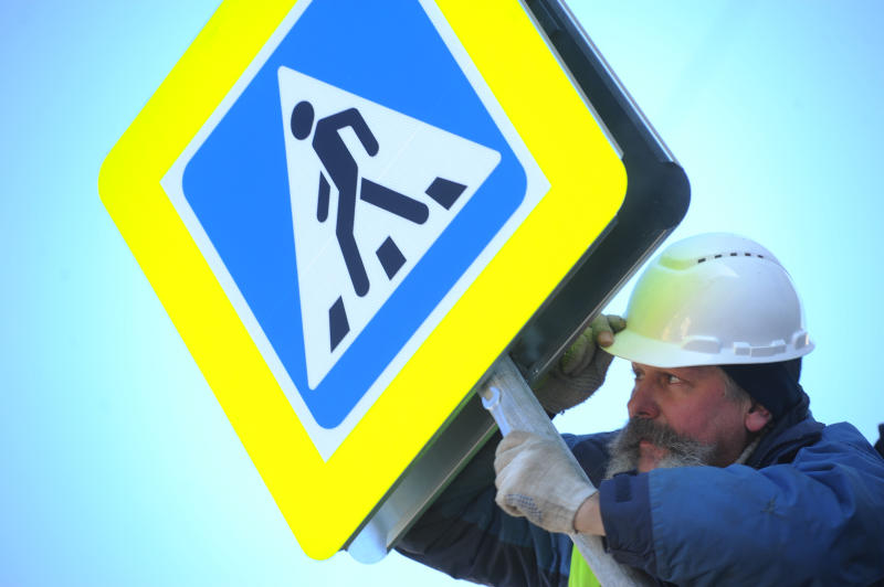 Новые дорожные знаки и искусственные неровности установили в Сосенском