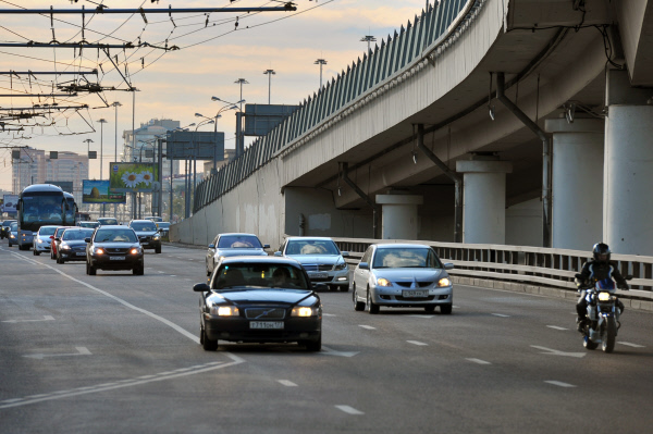 Движение по новым путепроводам и мостам на Калужском шоссе запустят до конца года
