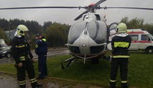 С места аварии в данный момент экипаж вертолета эвакуирует одну пострадавшую женщину. Фото: пресс-служба Управления по ТиНАО Департамента ГОЧСиПБ