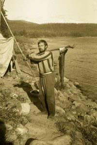 Владимир Трофи- мов на берегу реки Юдома в Якутии с огромным тай- менем. Фото из личного архива.