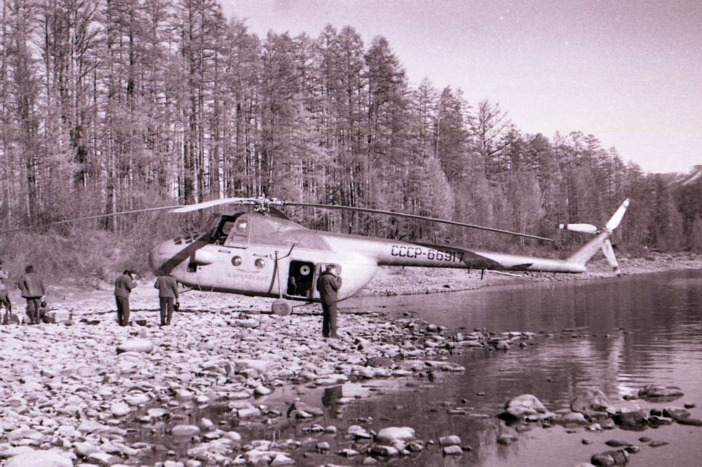Долгожданный вертолет заби- рает группу. Фото из личного архива.